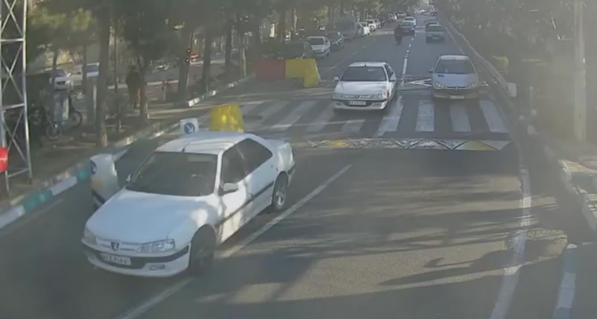 فیلم سرقت خودرو در روز روشن در شهرک محلاتی