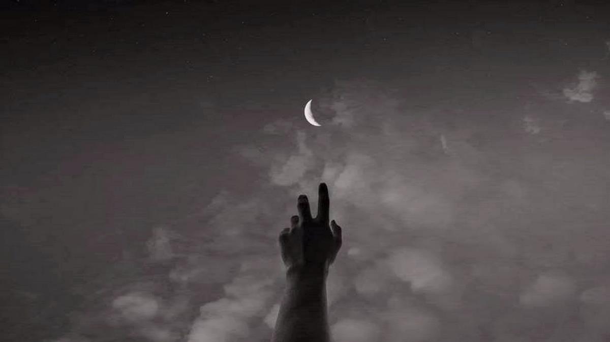سوراخه گوشام ولی با نخ به هم وصله